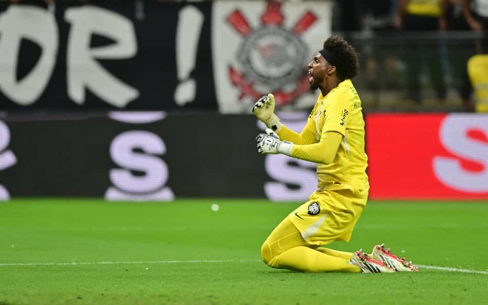 Hugo Souza defendeu cobrança de pênalti (Foto: Eduardo Carmim/Photo Premium/Gazeta Press)