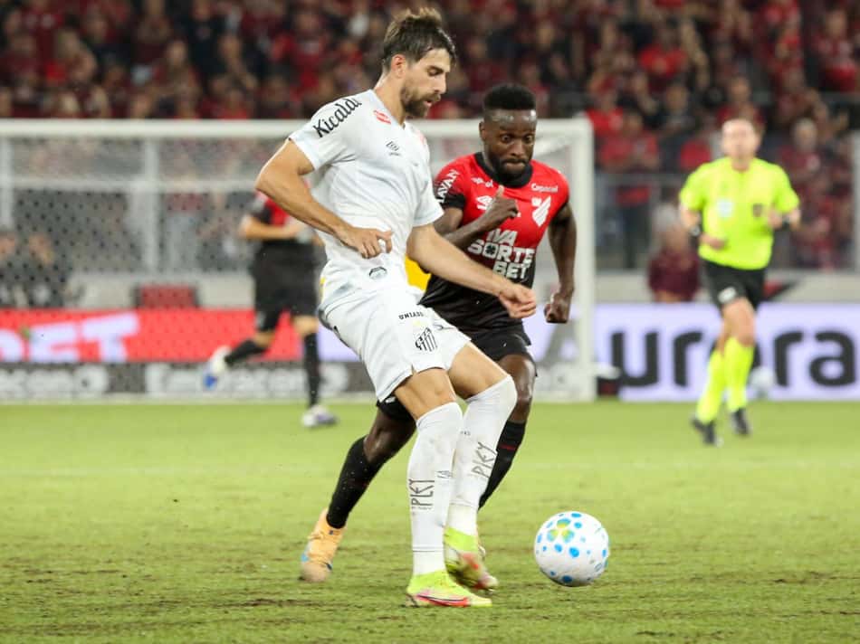 Luan Peres durante partida do Santos contra o Athletico-PR. (Foto: Luiz Delgado/Agência F8/Gazeta Press)