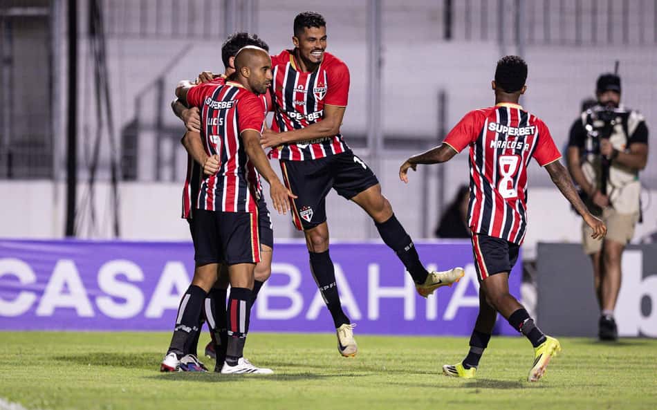 Lucas Ramon celebra classificação e 'gol histórico' com a camisa do São Paulo
