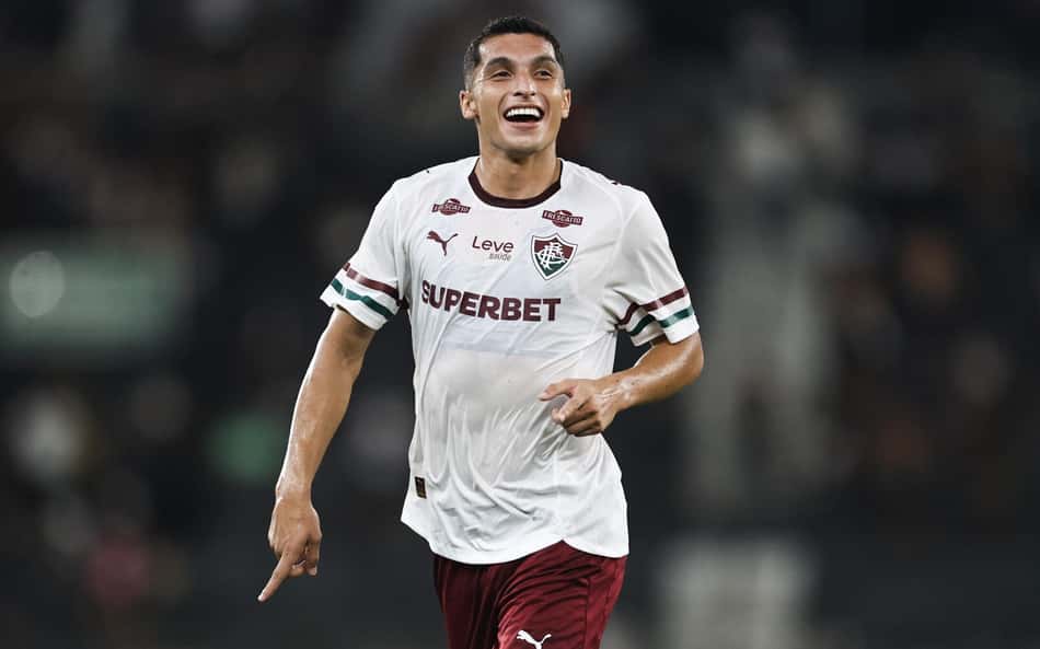 Mesmo com um a menos, Fluminense domina o Vasco e larga na frente da semifinal do Carioca