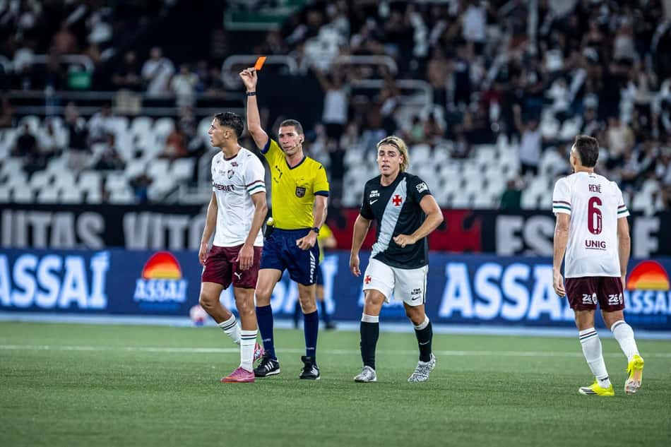 Bernal foi expulso em Vasco x Fluminense no começo do segundo tempo (Foto: Affonso Andrade/Agência F8/Gazeta Press)
