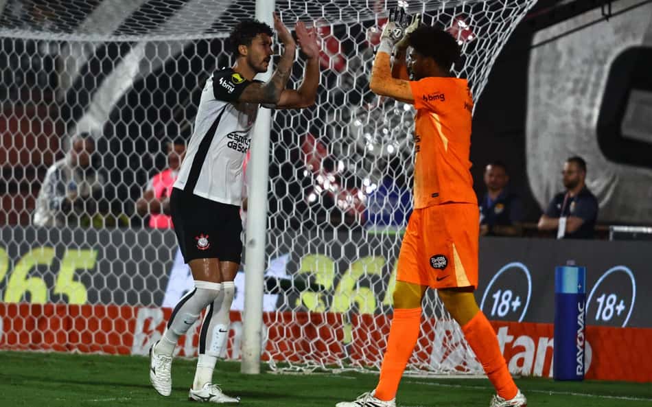 Hugo Souza vira referência mundial em pênaltis e lidera ranking das Top-10 ligas