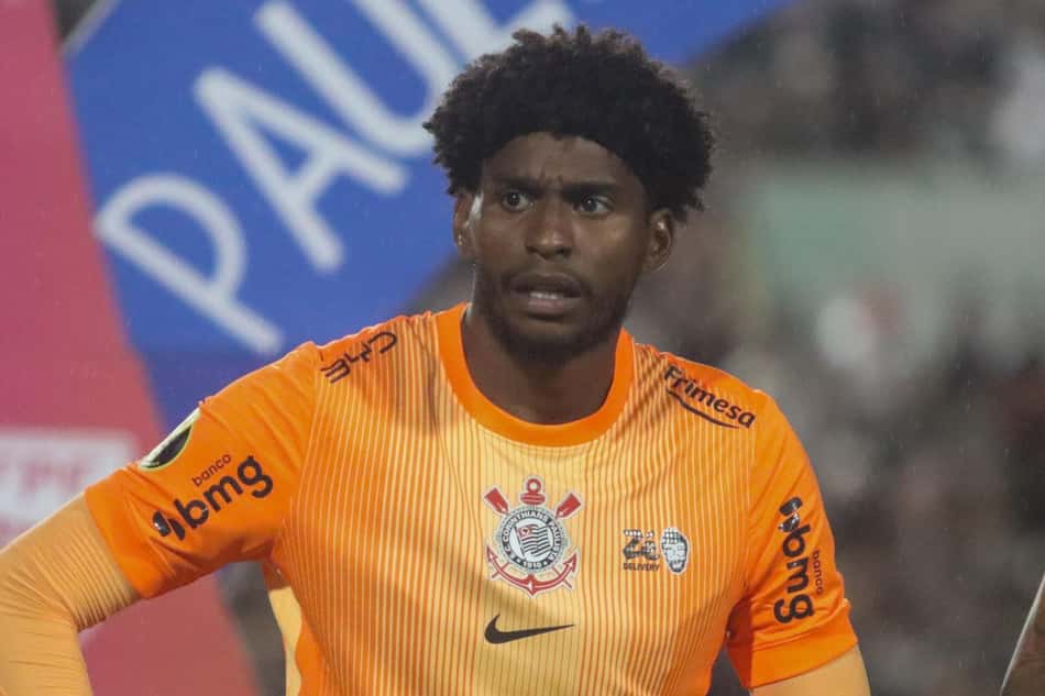 Hugo Souza foi ofendido ao término do jogo (Foto: Theo Daolio/Mochila Press/Gazeta Press)