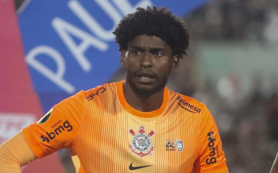 Hugo Souza foi ofendido ao término do jogo (Foto: Theo Daolio/Mochila Press/Gazeta Press)