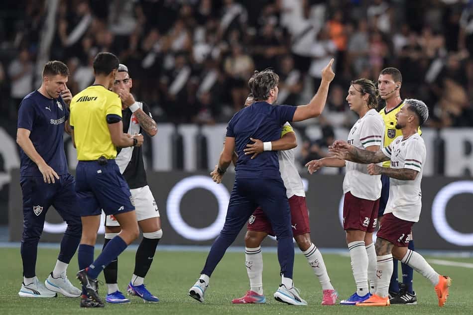 Zubeldía reclama com arbitragem em Vasco x Fluminense (Foto: Thiago Ribeiro/ Agif/Gazeta Press)