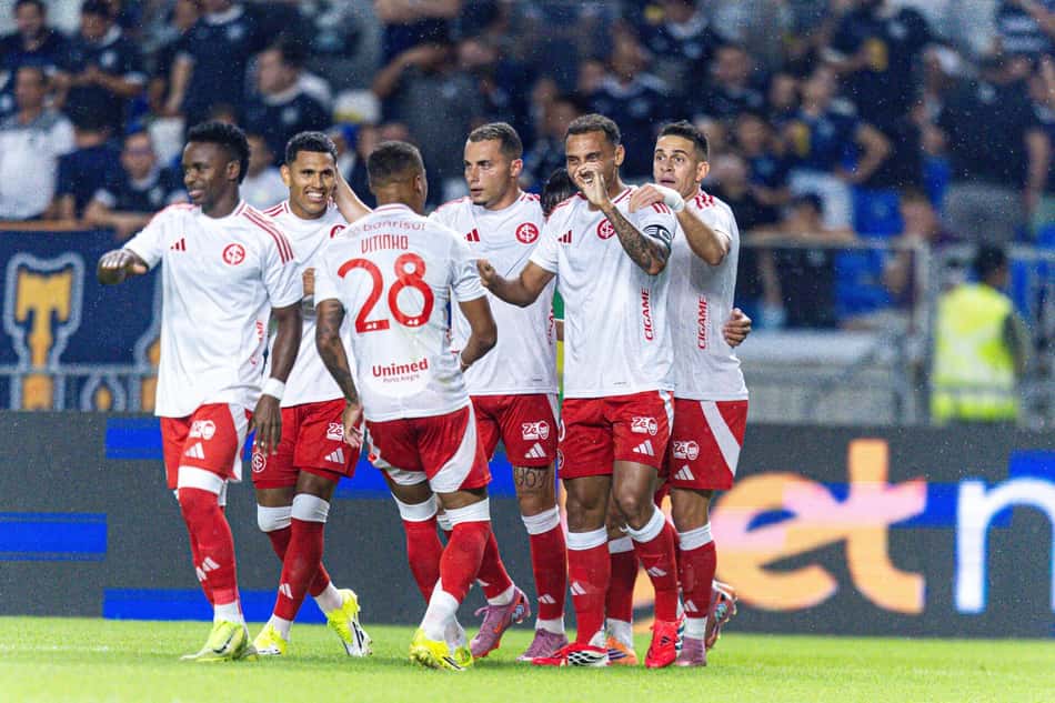 Jogadores do Internacional comemoram gol contra o Remo (Foto: Fernando Torres/ Agif/Gazeta Press)