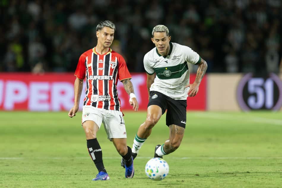 Coritiba e São Paulo se enfrentam pelo Brasileirão (Foto: Hedeson Alves/ Agif/Gazeta Press)