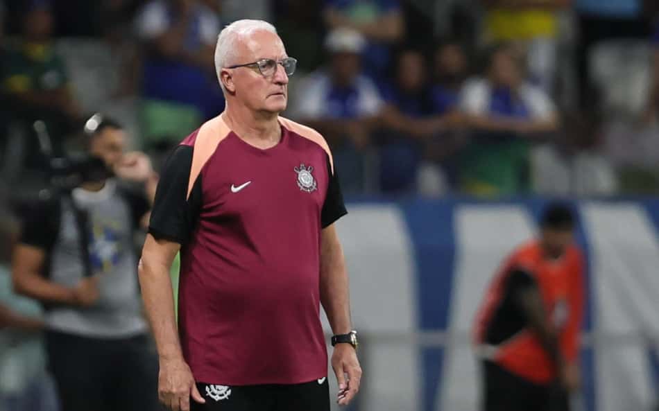 Dorival critica sequência de jogos e ironiza agenda da FPF: 'Ninguém é mágico'