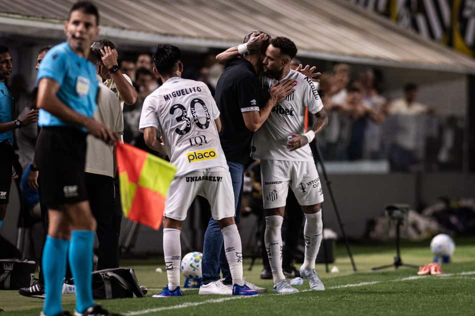 Neymar marca dois gols na vitória do Santos diante do Vasco e comemora com Vojvoda. (Foto: Guilherme Veiga/UAI FOTO)