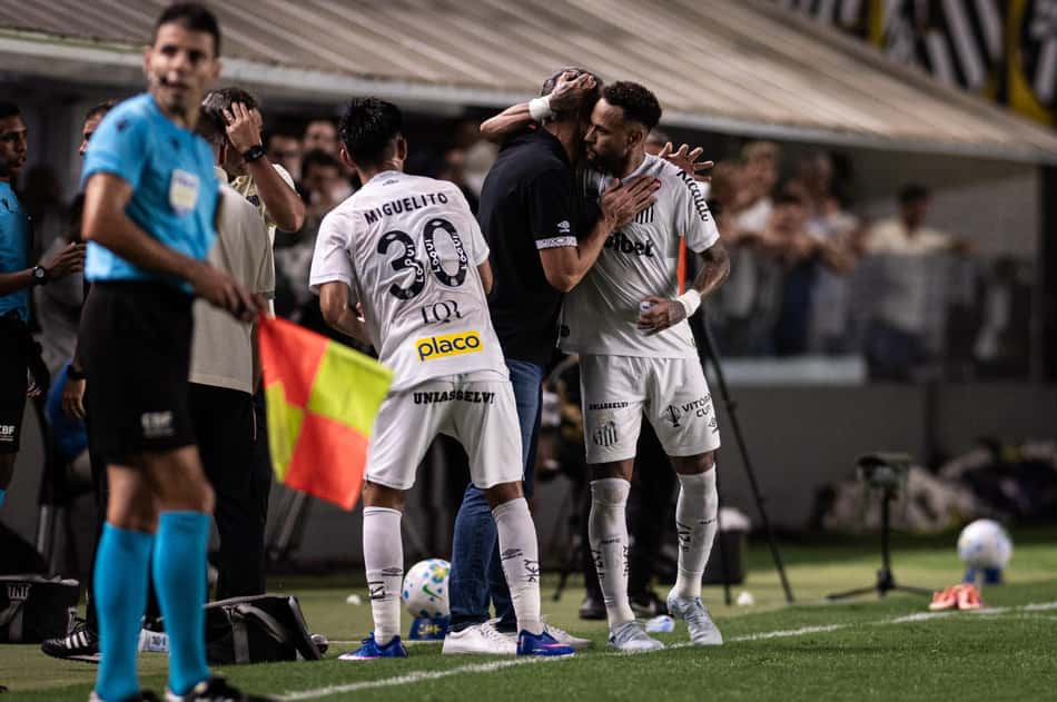 Neymar marca dois gols na vitória do Santos diante do Vasco e comemora com Vojvoda. (Foto: Guilherme Veiga/UAI FOTO)