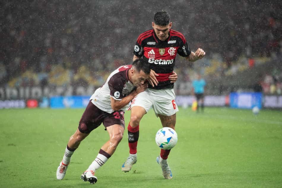 Flamengo e Lanús se enfrentando no Maracanã pela Recopa Sul-Americana (Foto: DELMIRO DOS SANTOS JUNIOR/MOCHILA PRESS)