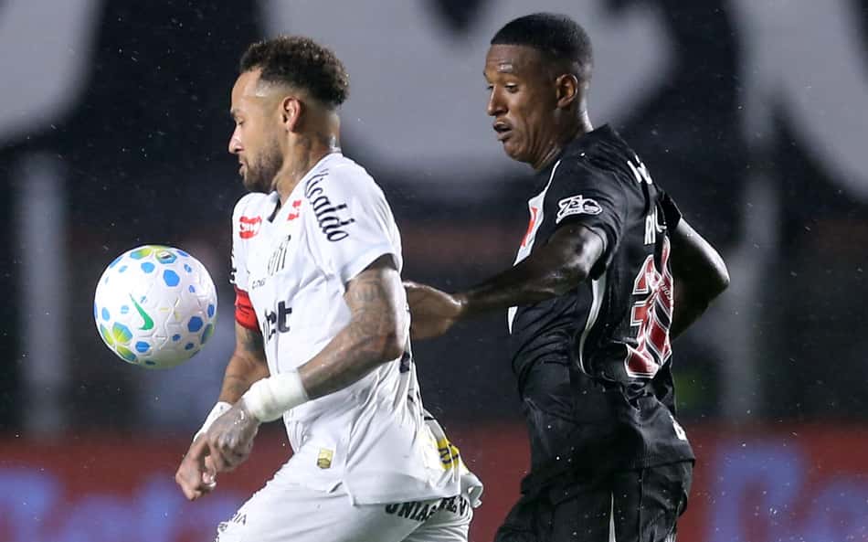 Robert Renan disputa a bola com Neymar em Santos x Vasco (Foto: Guilherme Dionizio/Código19/Gazeta Press)