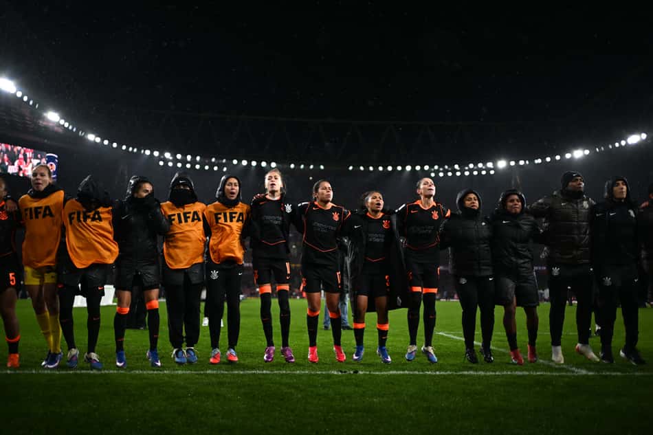 LONDON, ENGLAND - FEBRUARY 01: SC Corinthians players aknowledge fans following the FIFA Women's Champions Cup 2026 Final match between Arsenal Women FC and SC Corinthians at Arsenal Stadium on February 01, 2026 in London, England. (Photo by Harriet Lander - FIFA/FIFA via Getty Images)