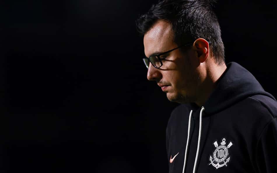 Fim de ciclo! Corinthians demite treinador Lucas Piccinato