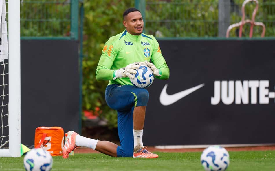 EXCLUSIVO: John luta contra o tempo e a lesão para chegar à Copa do Mundo pelo Brasil
