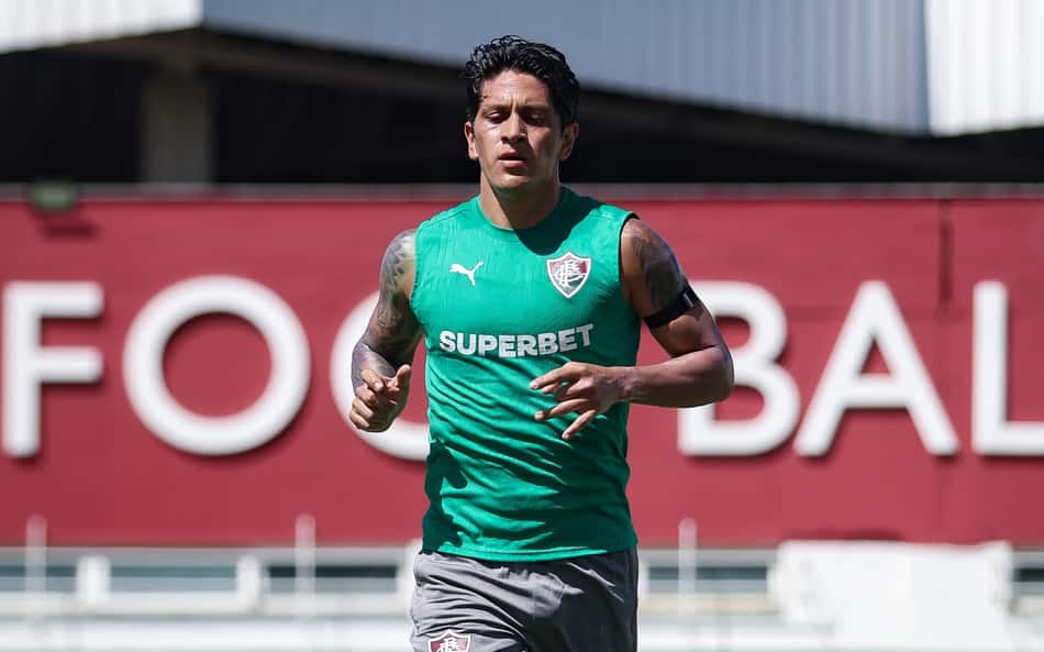Cano volta a treinar com bola no CT do Fluminense