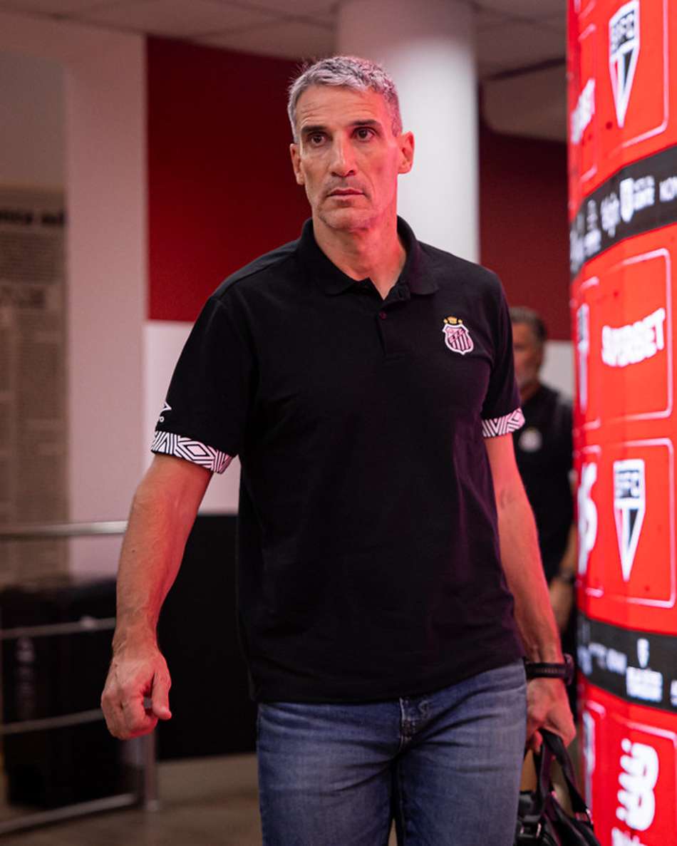 Vojvoda na chegada ao Morumbis antes do clássico contra o São Paulo. (Foto: Raul Baretta/ Santos FC)