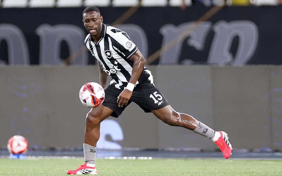 Bastos mostra serviço e é boa notícia para Martín Anselmi no Botafogo