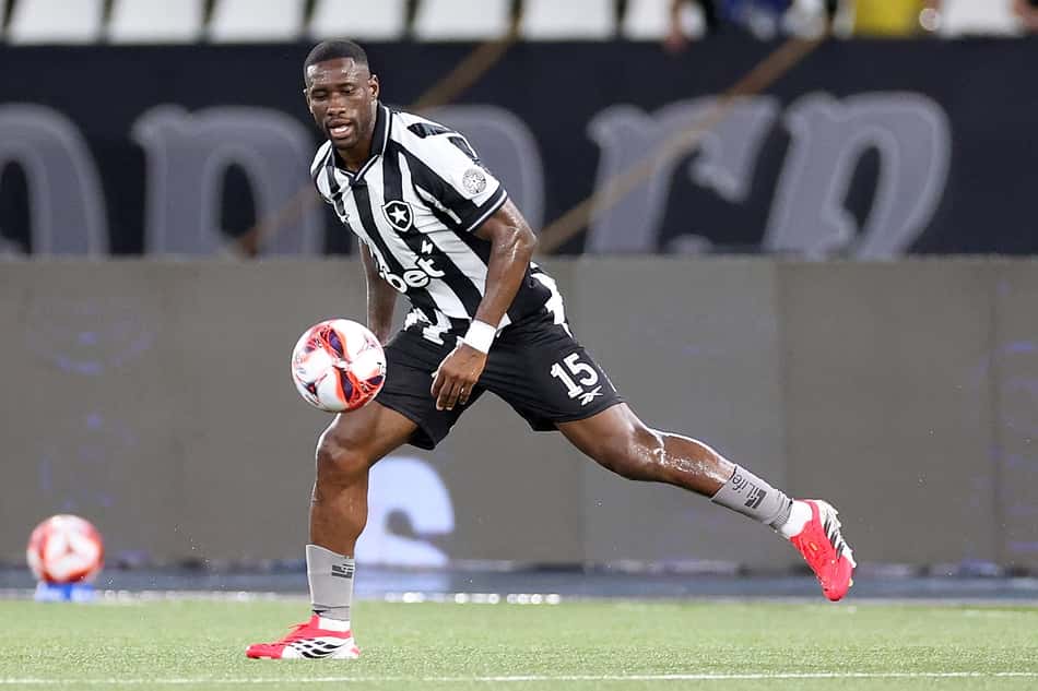 Bastos em ação pelo Botafogo contra o Fluminense (Foto: Vítor Silva/Botafogo)