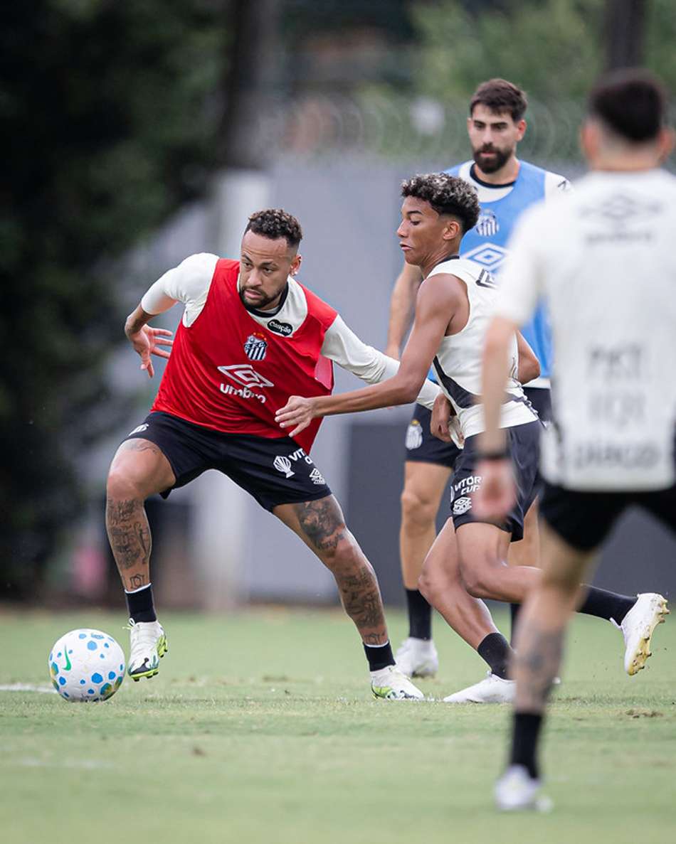 Neymar treina ao lado de Robinho Jr. e Luan Peres no CT Rei Pelé. (Foto: Raul Baretta/ Santos FC)