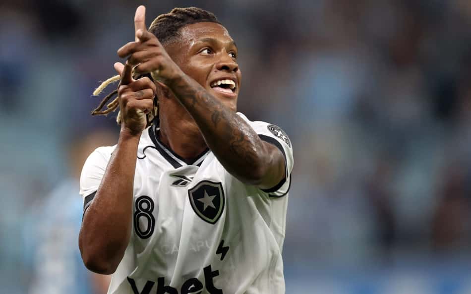 Danilo brilha como goleador do Botafogo e empresário garante permanência