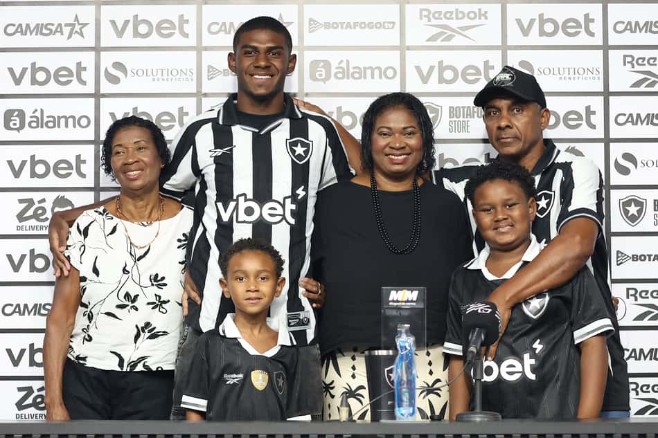 Wallace Davi com a família em sua apresentação no Botafogo (Foto: Vítor Silva/Botafogo)