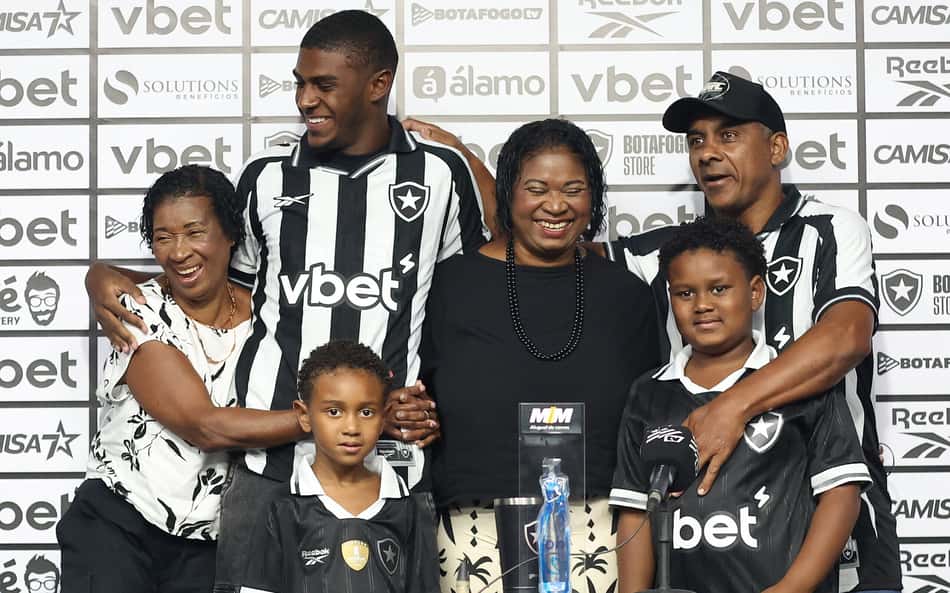 Mãe de Wallace Davi chora ao falar sobre o filho no Botafogo: 'Passa um filme'