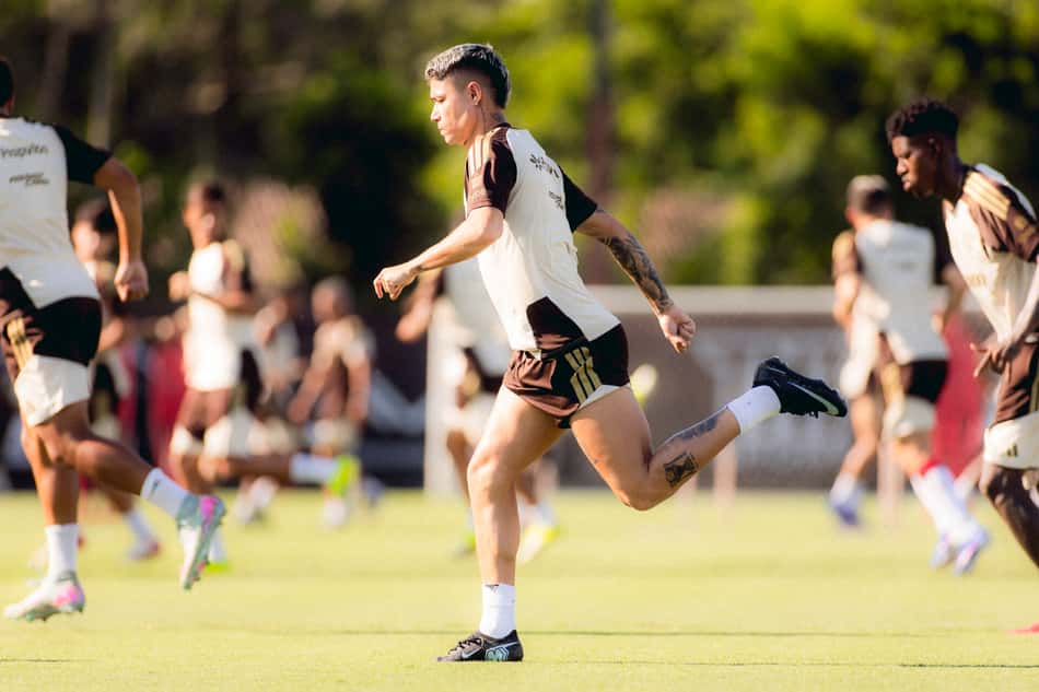 Luiz Araújo durante treino do Flamengo no Ninho do Urubu (Foto: Adriano Fontes/Flamengo)
