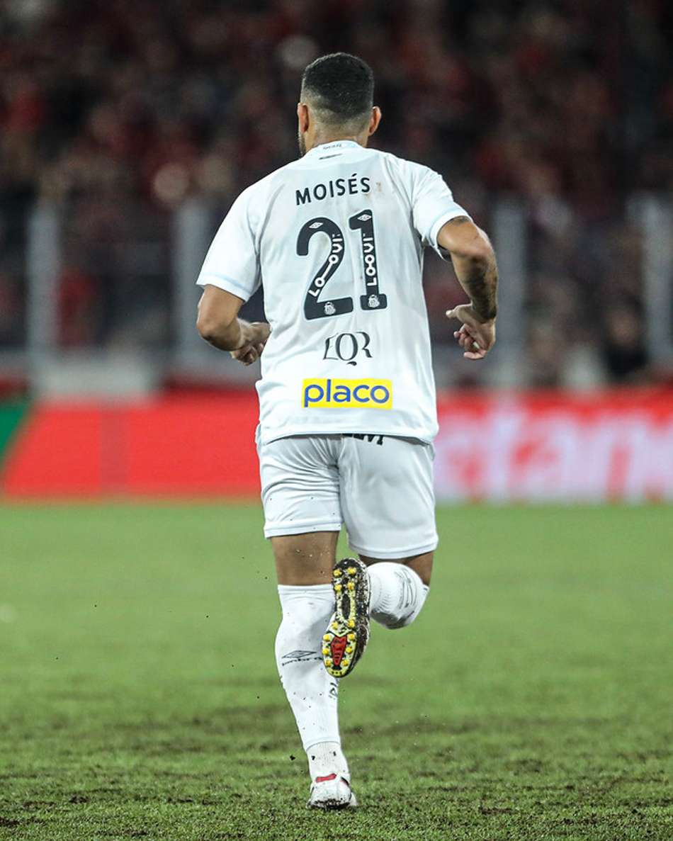 Moisés fez a estreia no Santos no duelo contra o Athçetico. (Foto: Raul Baretta/ Santos FC)