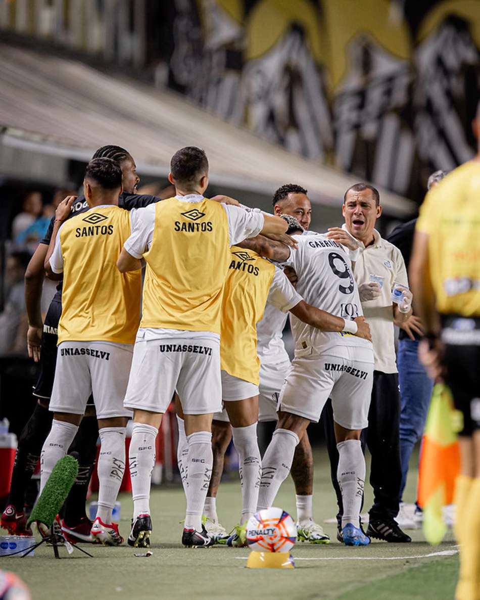 Gabriel Barbosa abraça Neymar após marcar gol pelo Santos em duelo contra o Velo Clube. (Foto: Raul Baretta/ Santos FC)