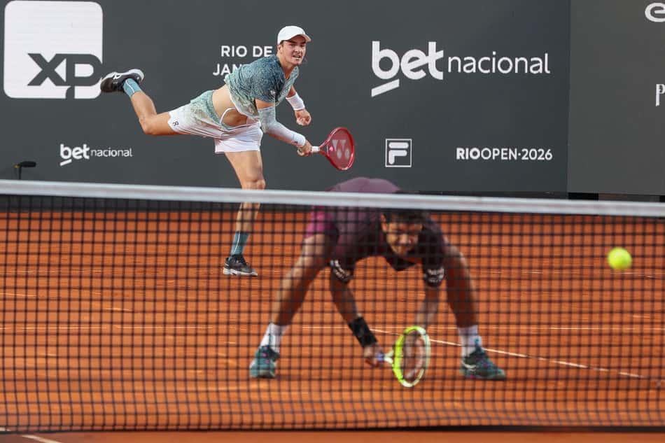 João Fonseca saca na vitória nas duplas ao lado de Marcelo Melo no Rio Open (Foto: João Pires/Fotojump)