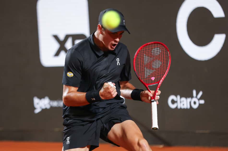 João Fonseca comemora ponto na estreia do Rio Open contra Thiago Monteiro (Foto: João Pires/Fotojump)