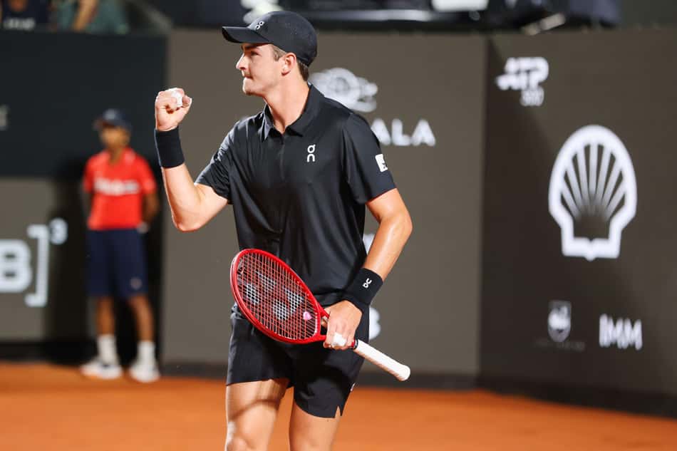 João Fonseca comemora ponto contra Thiago Monteiro no Rio Open (Foto: Divulgação / Rio Open)