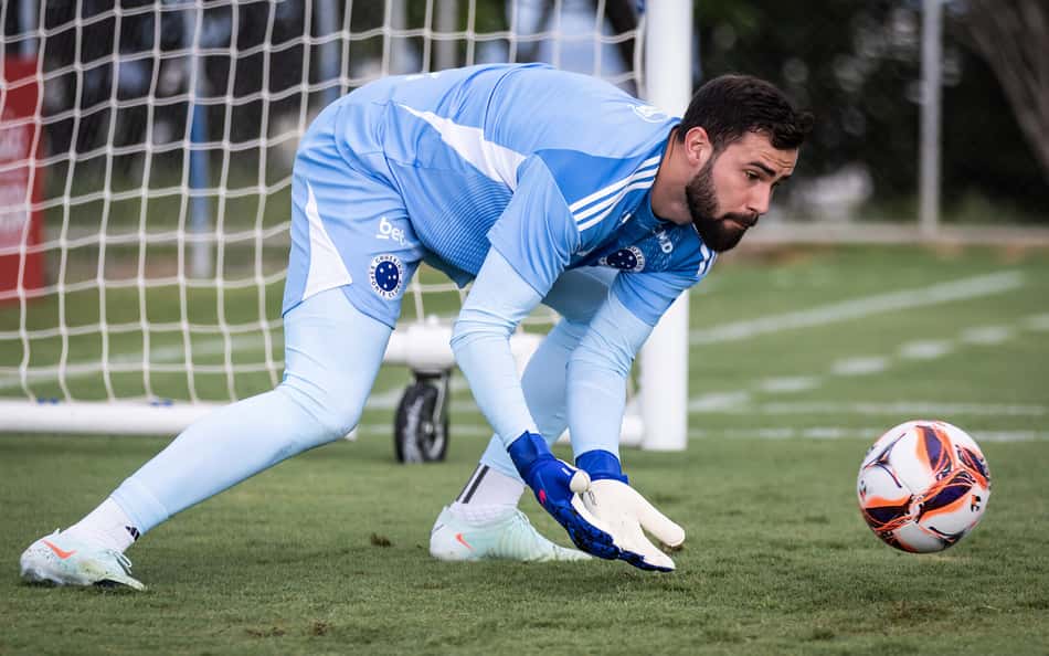 De olho na semifinal do Campeonato Mineiro, Cruzeiro tem três novidades em treino