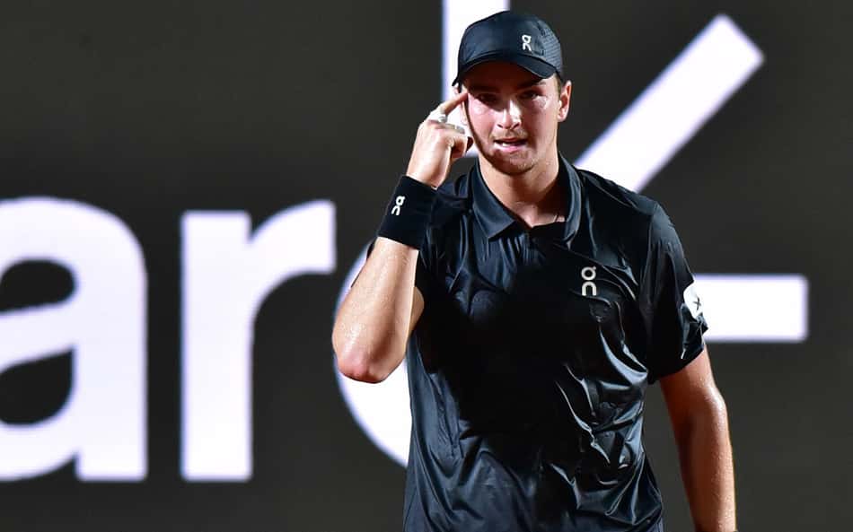 João Fonseca celebra ponto na vitória sobre Thiago Monteiro no Rio Open (Foto: João Pires/Fotojump)
