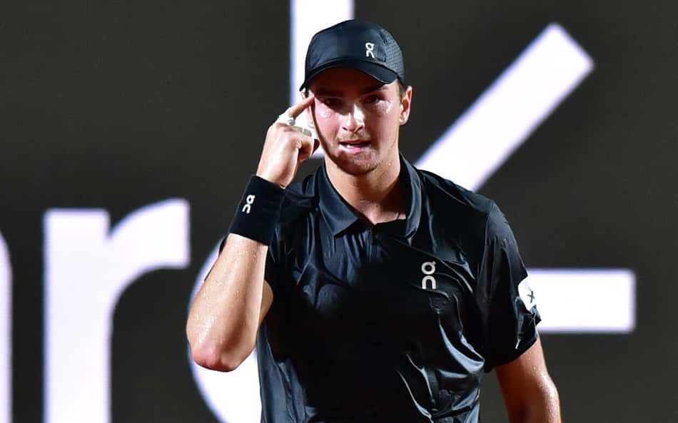 João Fonseca celebra ponto na vitória sobre Thiago Monteiro no Rio Open (Foto: João Pires/Fotojump)