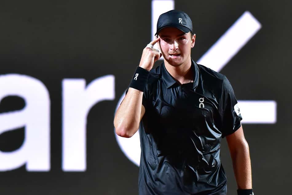 João Fonseca celebra ponto na vitória sobre Thiago Monteiro no Rio Open (Foto: João Pires/Fotojump)