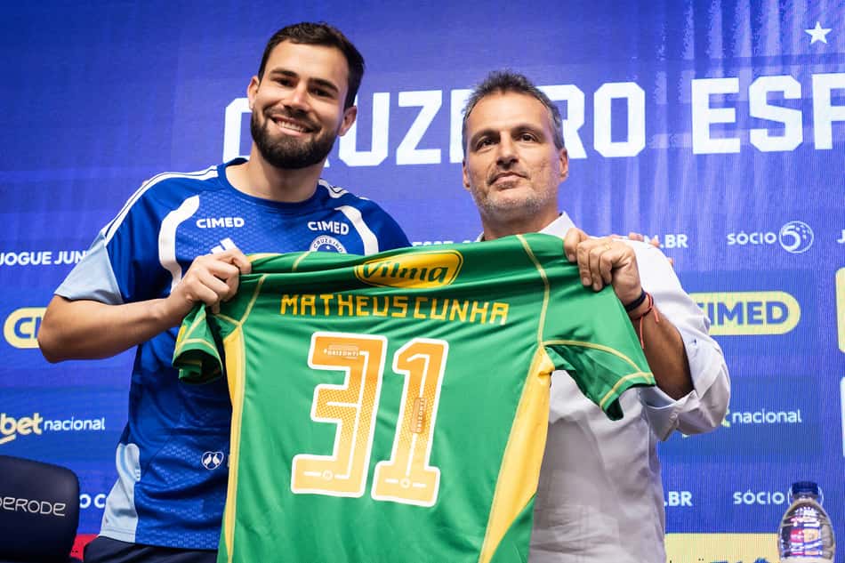 Matheus Cunha sendo apresentado por Spindel no Cruzeiro