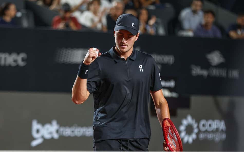 João Fonseca comemora ponto na derrota para o peruano Ignacio Buse no Rio Open (Foto: João Pires/Fotojump)