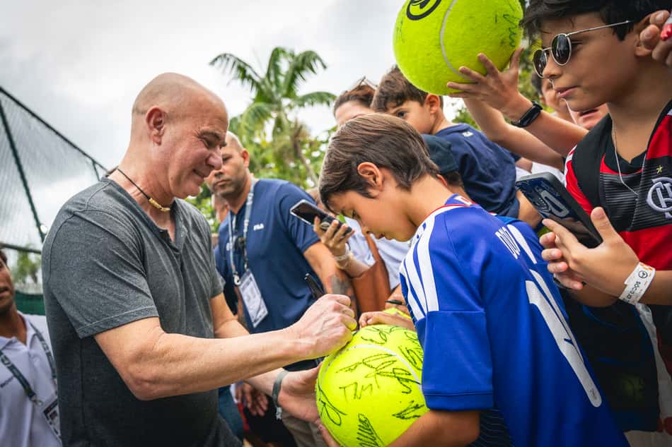 Andre Agassi retribui carinho dos fãs no Rio Open (Foto: João Pires/Fotojump)