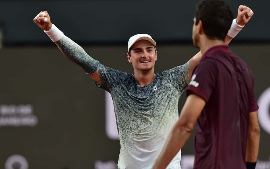 João Fonseca comemora ponto com Marcelo Melo na final do Rio Open (Foto: João Pires/Fotojump)