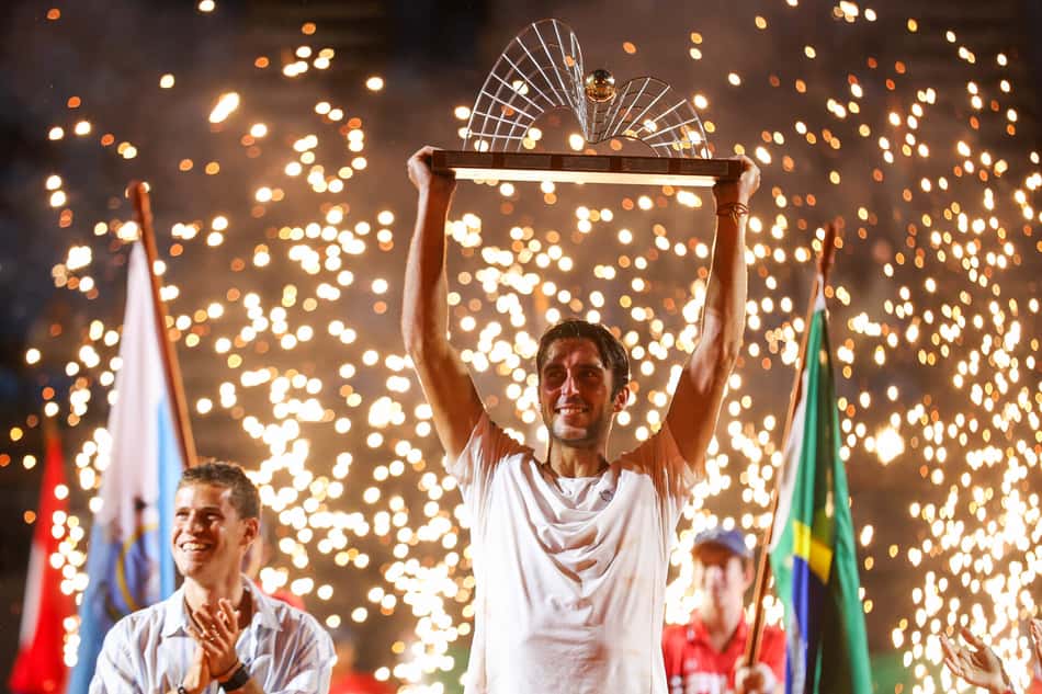 O argentino Tomas Etcheverry com o troféu do Rio Open (Foto: Fotojump)