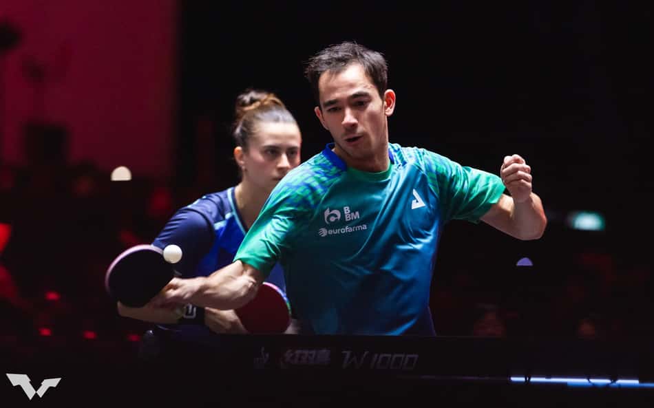 A dupla Hugo Calderano e Bruna Takahashi no WTT Singapura Smash 2026 (Foto: World Table Tennis)