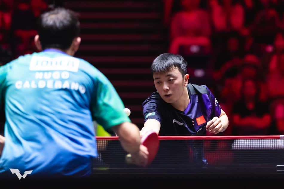 Hugo Calderano e Chen Yuanyu nas oitavas de simples masculino do WTT Smash de Singapura (Foto: World Table Tennis)