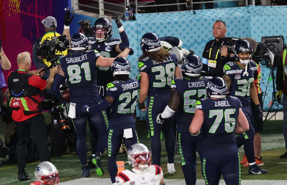 A.J. Barner comemora o primeiro touchdown marcado pelos Seahawks contra os Patriots