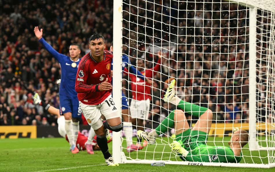 Casemiro corre após marcar gol do United contra o Chelsea (Foto: Oli SCARFF / AFP)