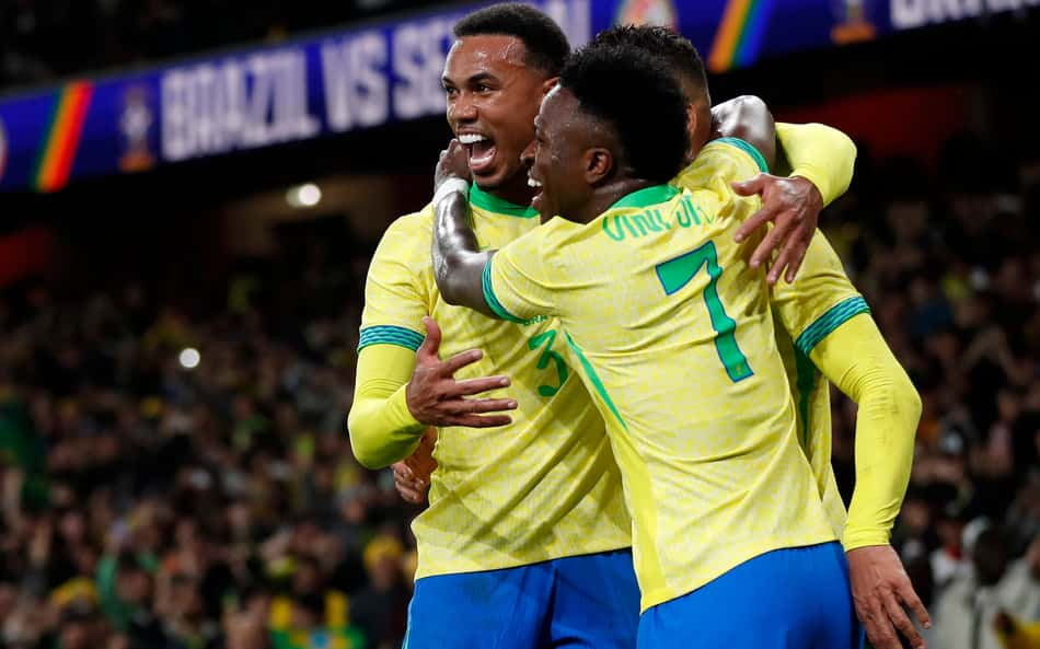 Brasil comemora gol de Casemiro contra o Senegal (Foto: Ian Kington / AFP)