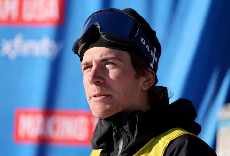 Hunter Hess, da equipe dos EUA, observa após sua segunda descida na final de halfpipe masculino em Aspen, Colorado, em 10 de janeiro de 2026. (Foto: Michael Reaves/Getty Images/AFP)