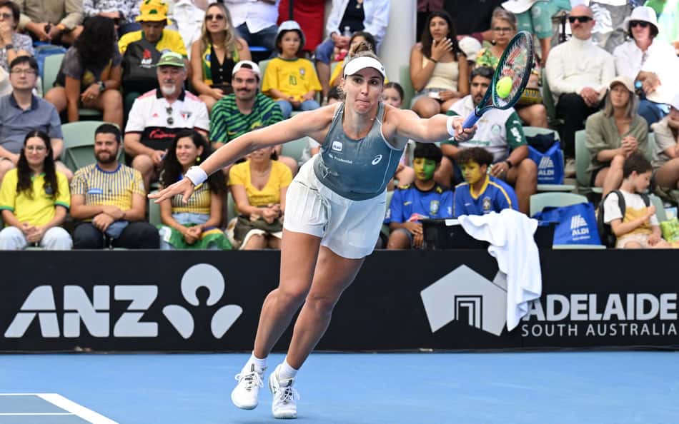 Bia Haddad reage durante partida de simples feminina contra a canadense Victoria Mboko no Adelaide International 2026, em Adelaide, em 12 de janeiro de 2026. (Foto: Michael ERREY/AFP)