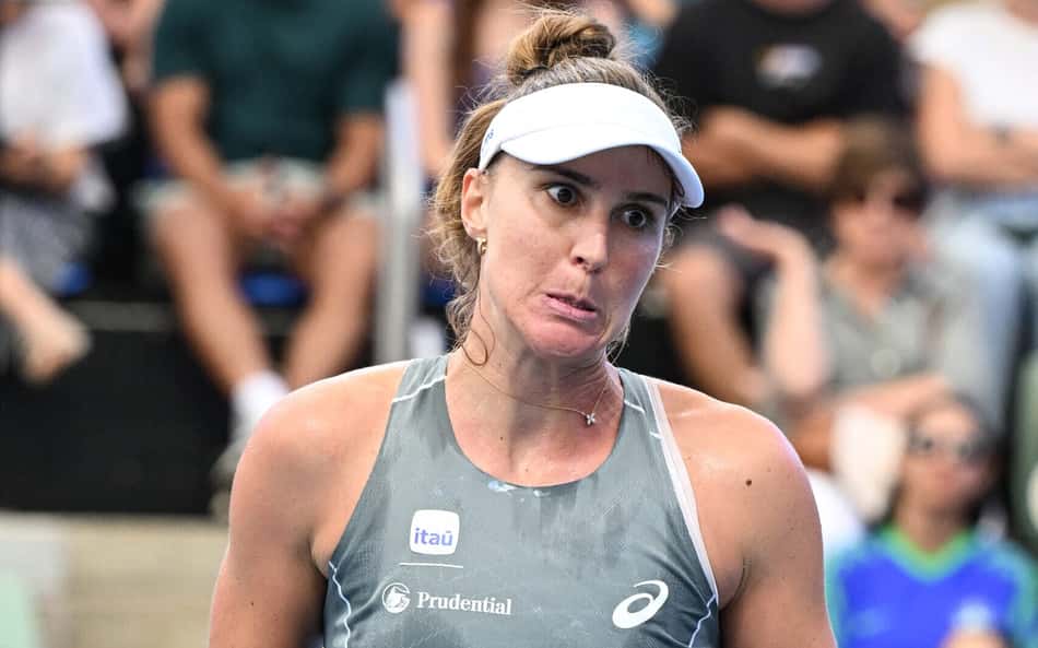 Bia Haddad reage durante partida de simples feminina contra a canadense Victoria Mboko no Adelaide International 2026, em Adelaide, em 12 de janeiro de 2026. (Foto: Michael ERREY/AFP)
